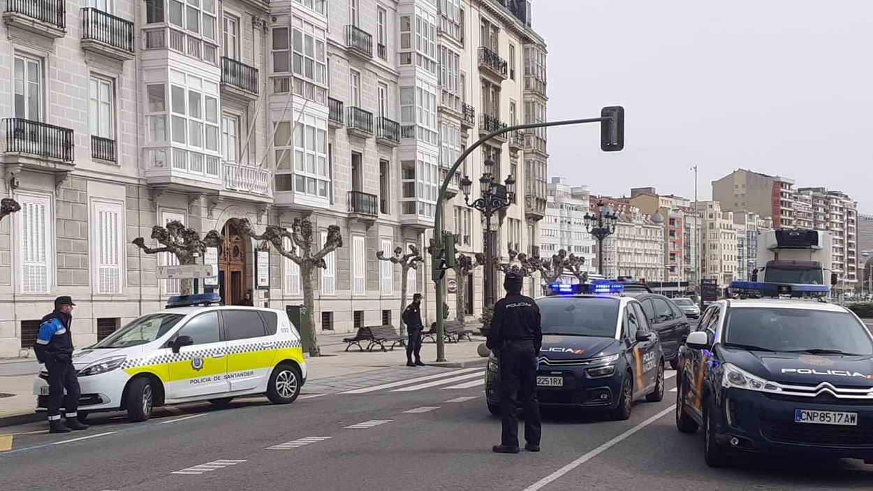 Imagen de archivo de un control policial de Santander. EP