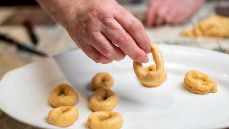 Puedes amasar con tus manos la masa de las rosquillas fritas 