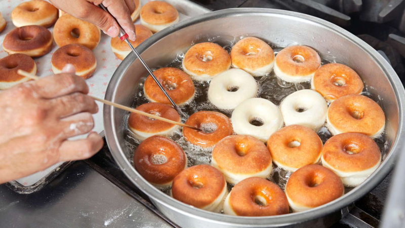 Es necesario freír las rosquillas en un aceite bien caliente.