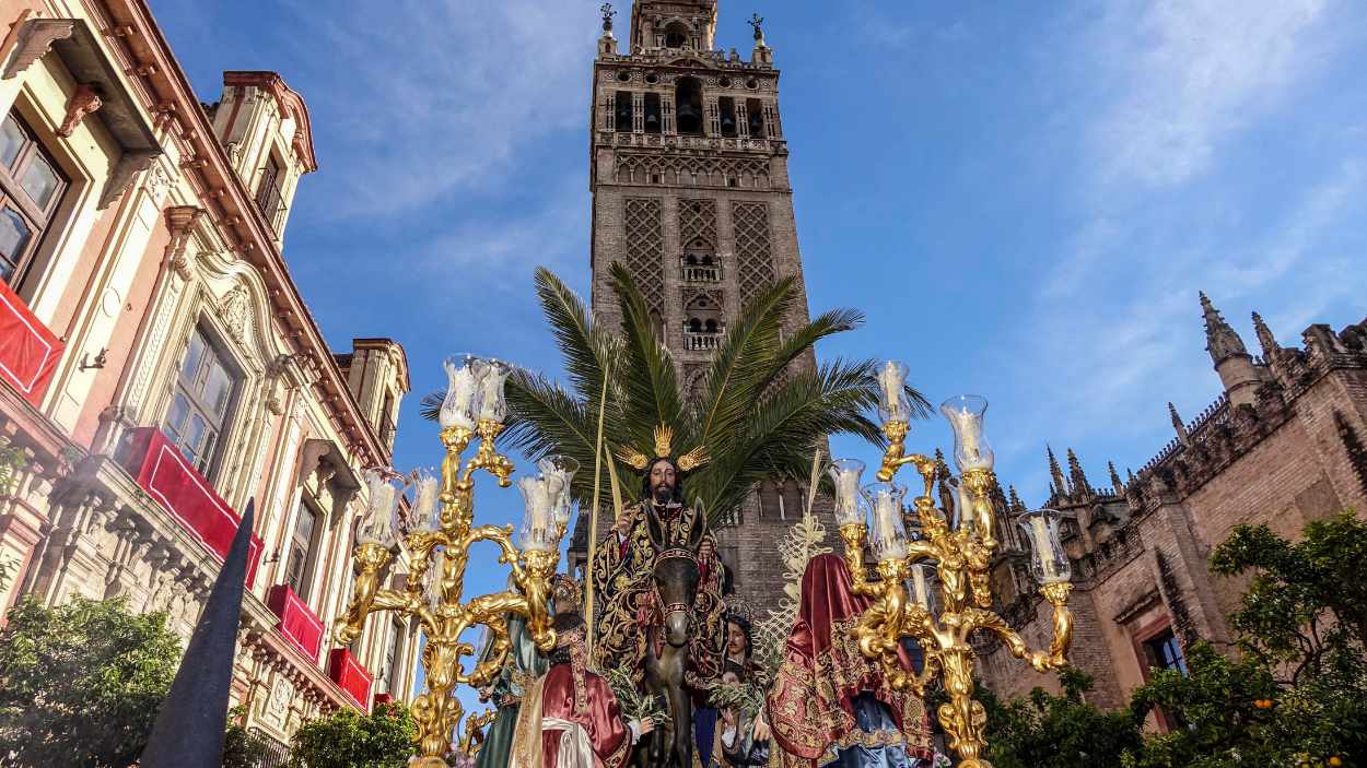 Procesión de Semana Santa bajo la Giralda de Sevilla. EP
