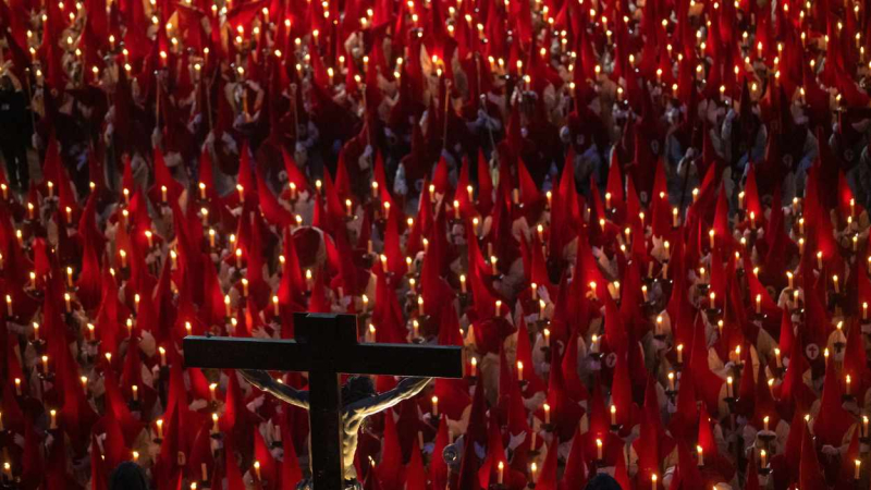 Procesión multitudinaria de Semana Santa en Zamora. EP