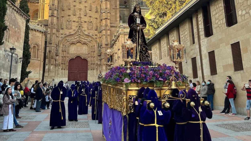 Procesión de Semana Santa en la Catedral de Salamanca. semanasantasa.com
