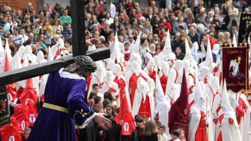 Procesión en Medina del Campo durante la Semana Santa. Turismo Castilla y León