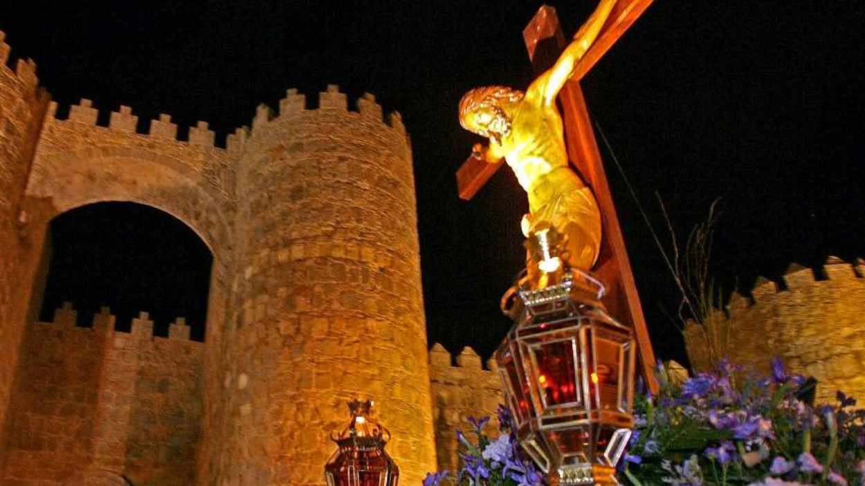 Procesión de Semana Santa junto a las murallas de Ávila. Turismo Castilla y León