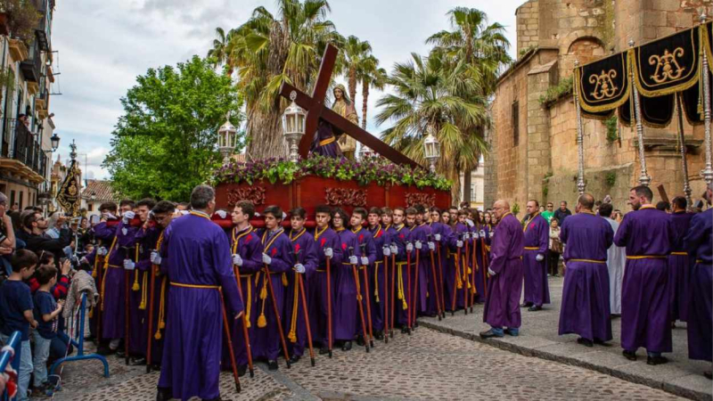 Procesión por las calles de Cáceres durante la Semana Santa. Turismo Cáceres