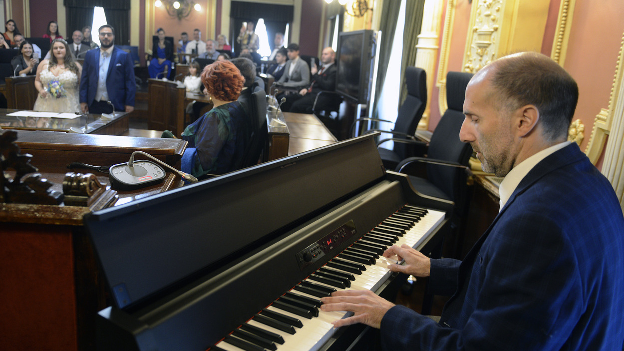 Gonzalo Pérez Jácome interpreta la marcha nupcial al piano en una boda en Ourense. EP