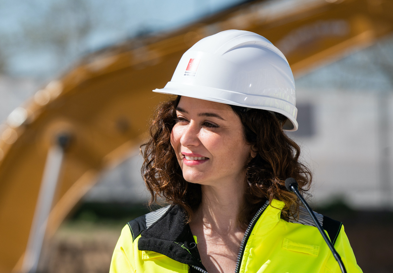 La presidenta de la Comunidad de Madrid, Isabel Díaz Ayuso, con un casco de obra. Archivo. EP