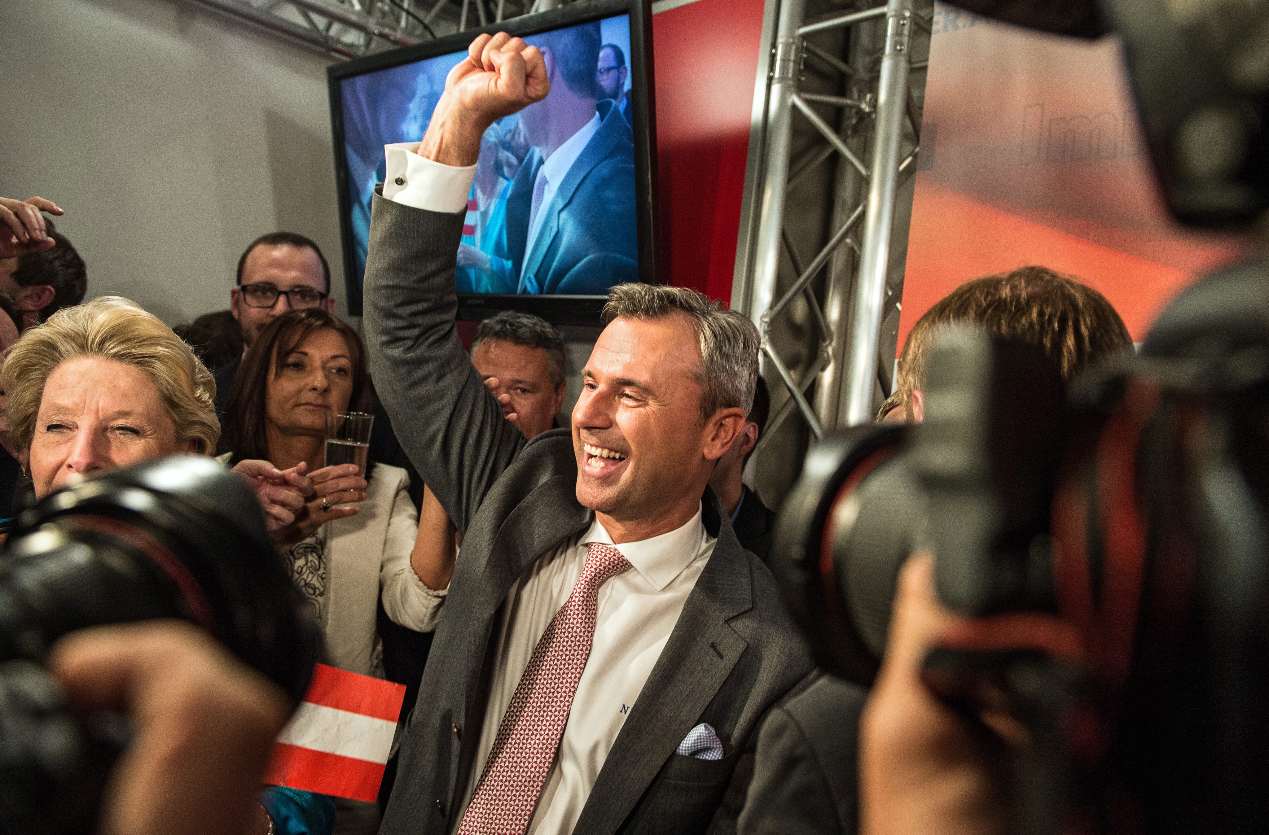 El líder del partido de extrema derecha FPÖ, Norbert Hofer (c), celebra con sus seguidores tras conocer los resultados de las elecciones de ayer en Austria. EFE