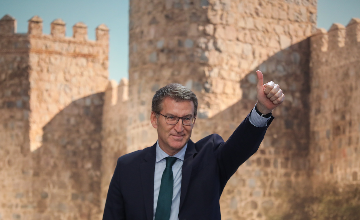 El presidente del PP, Alberto Núñez Feijóo, clausurando unas jornadas su partido en Ávila. RAFAEL BASTANTE/EP