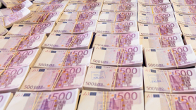 El ático en el que vive Ayuso y su pareja se pagó al contado. En la imagen de archivo, billetes de 500 euros. EP