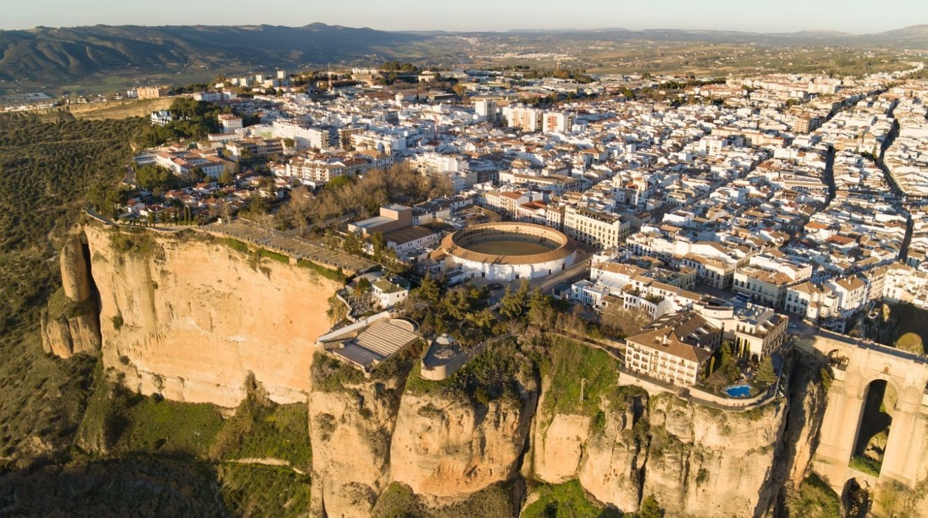 Ronda, en la provincia de Málaga, está dividida por una profunda garganta, el Salto del Tajo (Foto: EP)