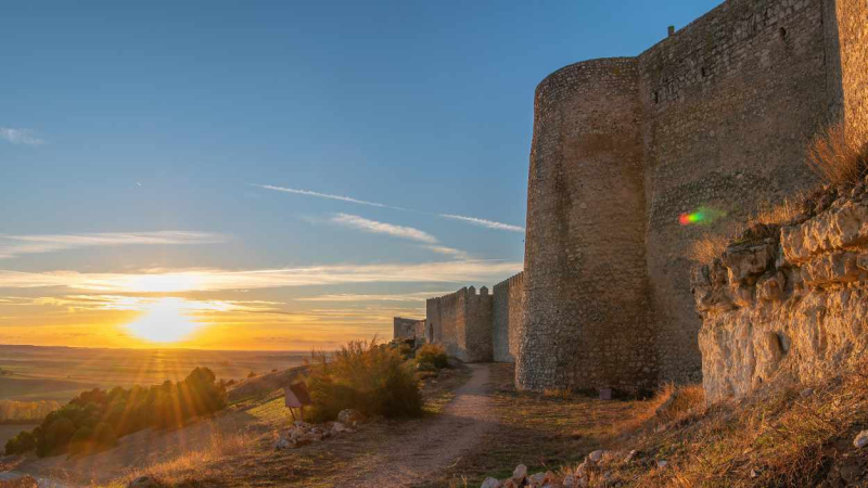 Vistas del Torreón de la Reina y el resto de las murallas de Urueña, Valladolid.