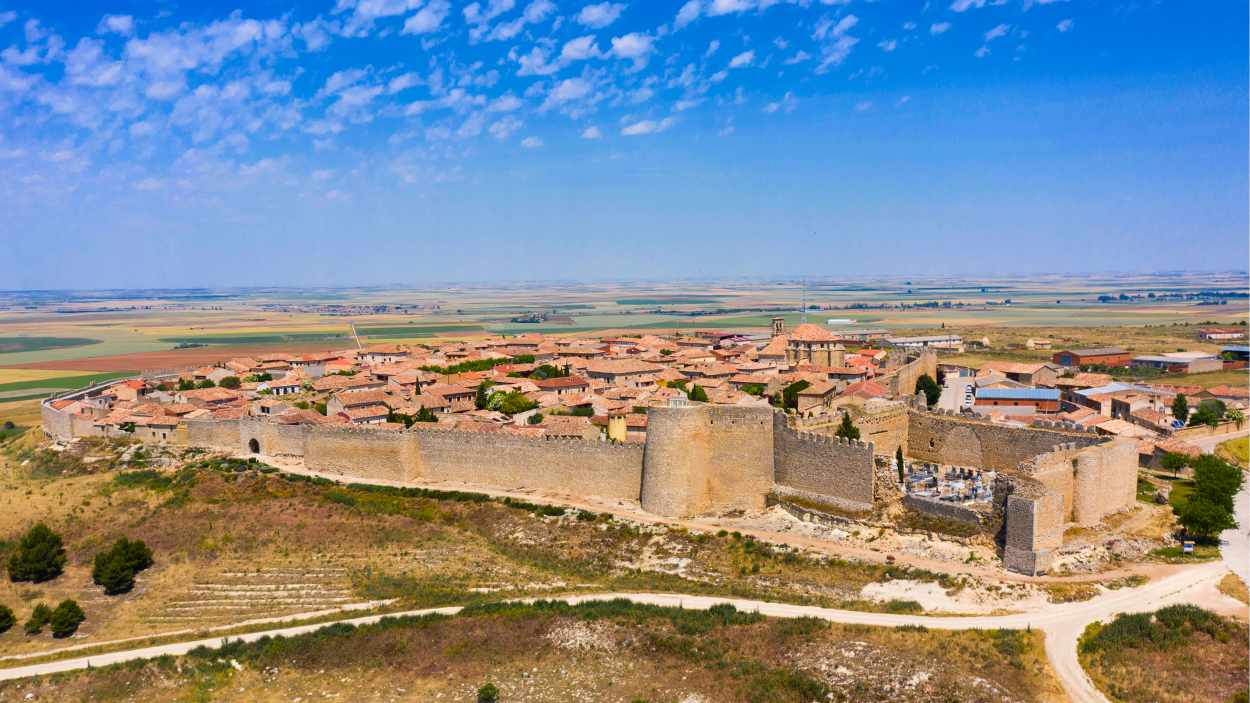 El pueblo de Urueña, con muralla medieval y una ermita románica única, se ha convertido en la meca de los amantes de los libros.