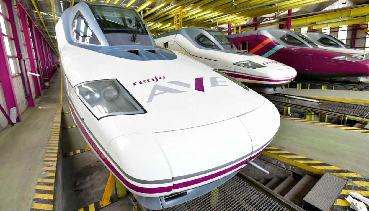 Trenes de alta velocidad de Renfe en un taller. EP