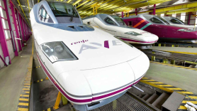 Trenes de alta velocidad de Renfe en un taller. EP