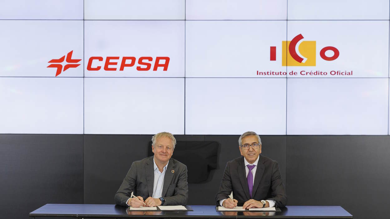 Maarten Wetselaar, CEO de Cepsa, y José Carlos García de Quevedo, presidente del ICO, durante la firma