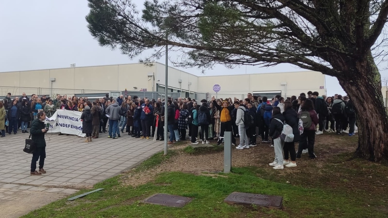 Concentración convocada este lunes frente al IES O Milladoiro, en A Coruña. Europa Press.