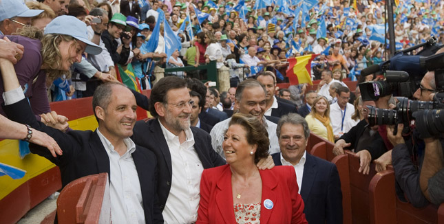 Mariano Rajoy con Francisco Camps, Rita Barberá y Alfonso Rus en un mitin en Valencia.