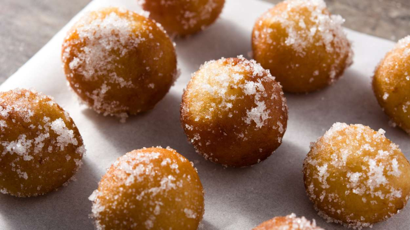 Puedes rellenar los buñuelos de viento con crema pastelera o de chocolate.