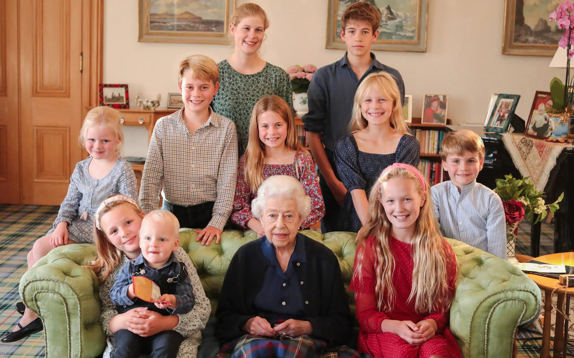 Fotografía editada de la Reina Isabel II con sus nietos y bisnietos. @KensigtonRoyal