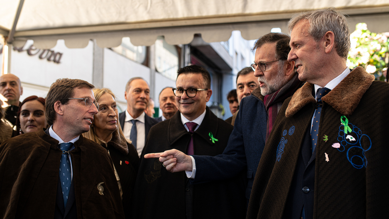 (De izq. a dcha.) José Luis Martínez Almeida, Ana Pastor, José González, Mariano Rajoy y Alfonso Rueda en la LVI Feira do Cocido de Lalín, Pontevedra. Europa Press