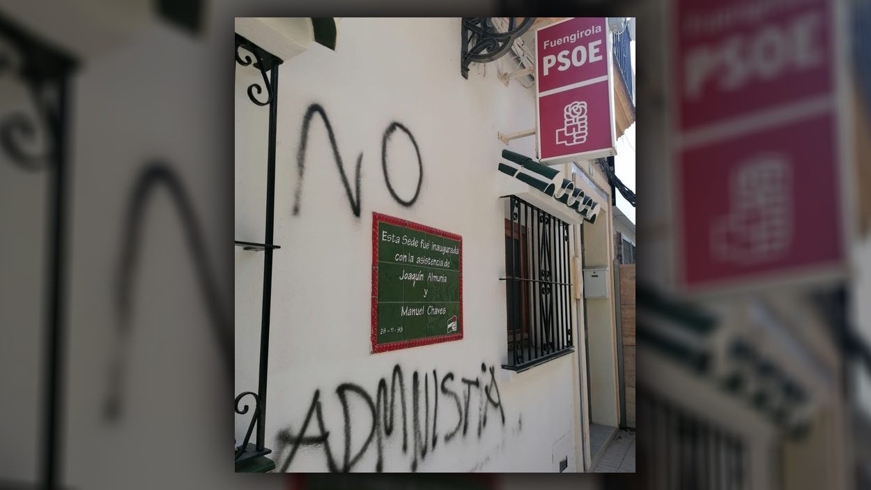 Pintadas en la sede del PSOE de Fuengirola