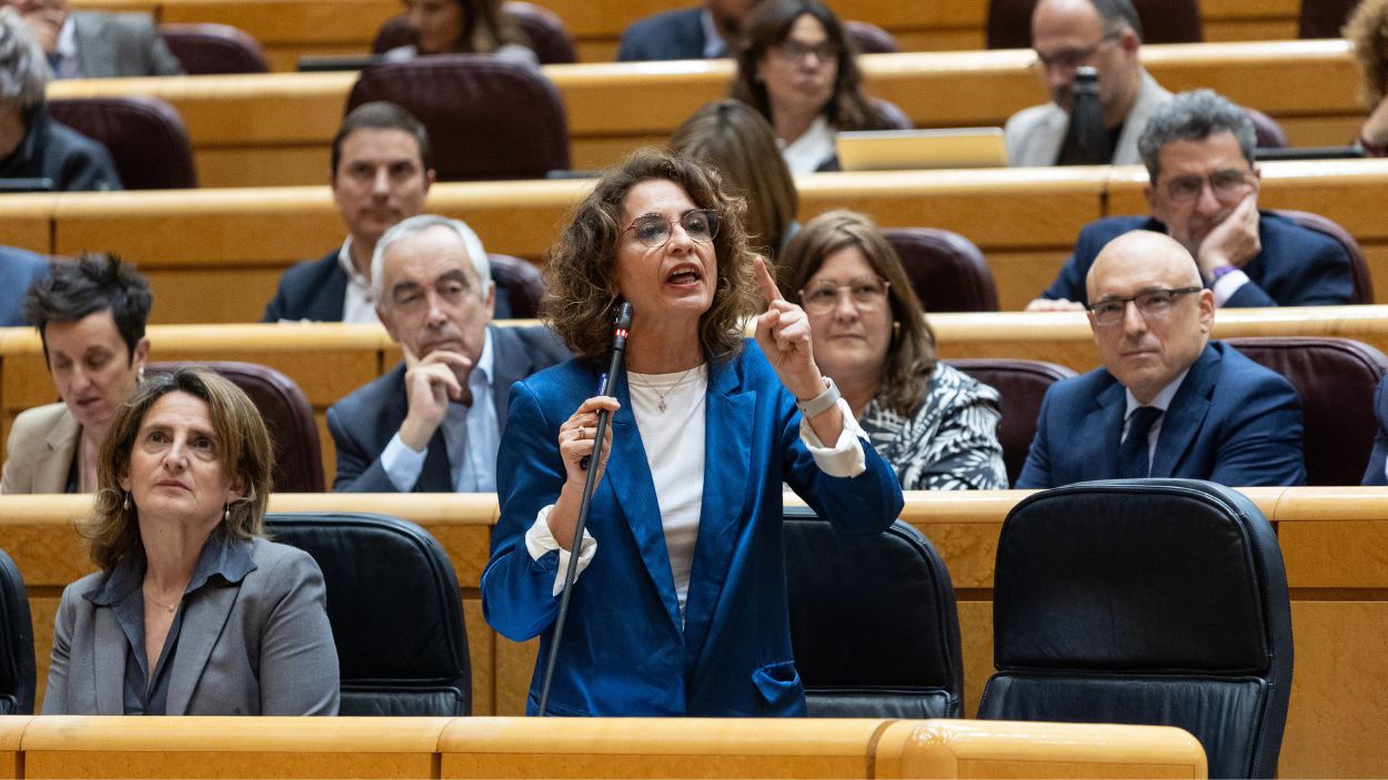 La ministra de Hacienda, María Jesús Montero, en el pleno del Senado. EP.