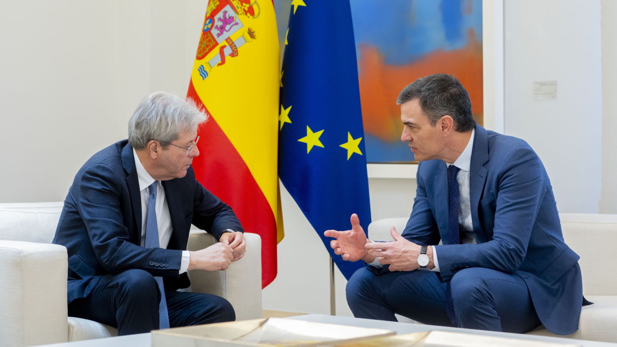 El presidente del Gobierno, Pedro Sánchez, junto con el comisario europeo de Economía, Paolo Gentiloni. EP.