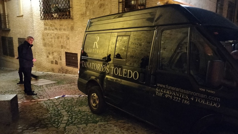 Levantamiento del último de los cadáveres en la Cuesta de Santa Leocadia, Toledo. Europa Press