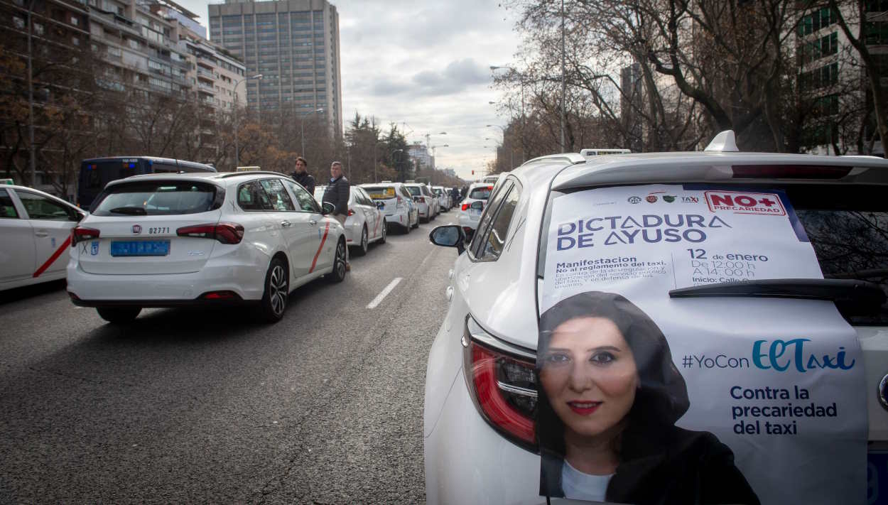 Un taxi con un cartel de Ayuso durante la manifestación del sector en enero de 2023 en el centro de Madrid. EP