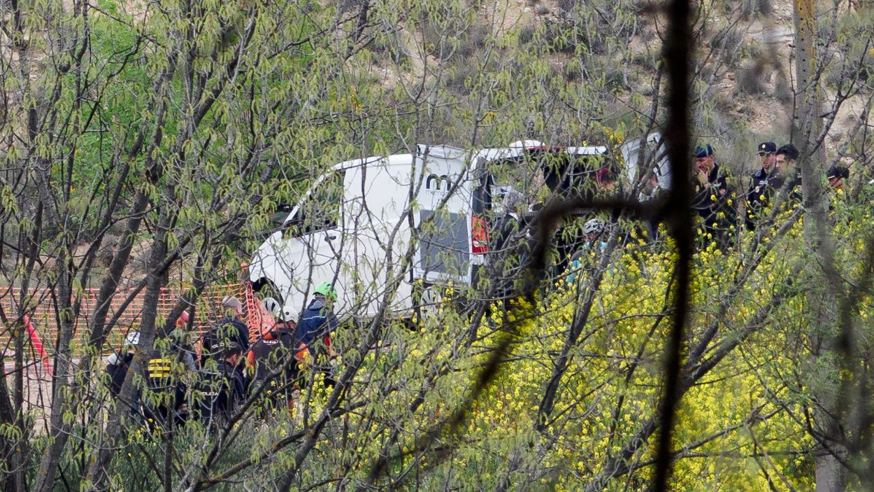 Varios agentes de Policía y un vehículo funerario en el río Ebro en Logroño. EP.