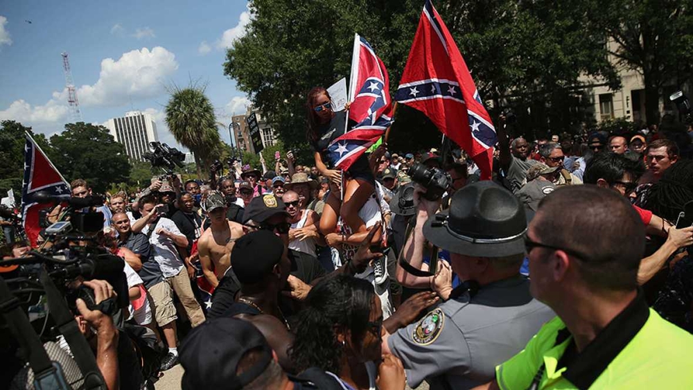 Protesta de simpatizantes del KKK y otros grupos racistas por la retirada de la bandera confederada en Carolina del Sur. 