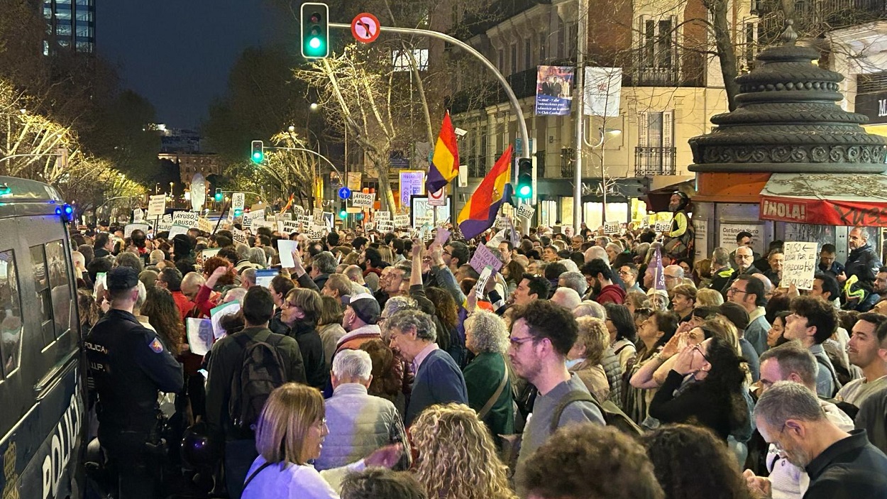 Manifestantes contra Ayuso en Madrid