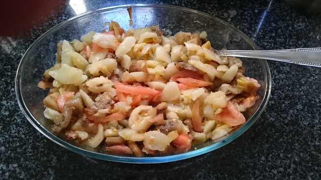Ensalada simple de patatas con tomate y lubina abierta