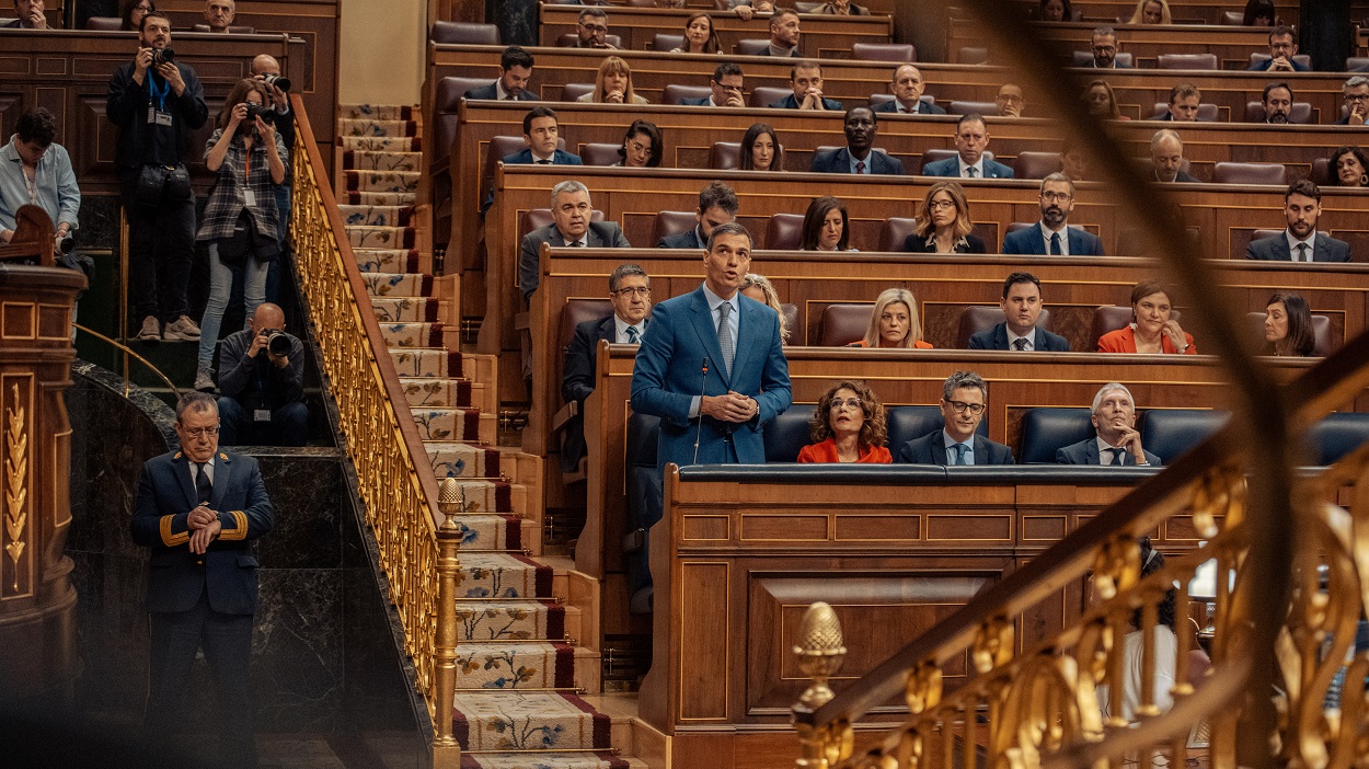 Pedro Sánchez junto a la bancada socialista en el Congreso de los Diputados. EP