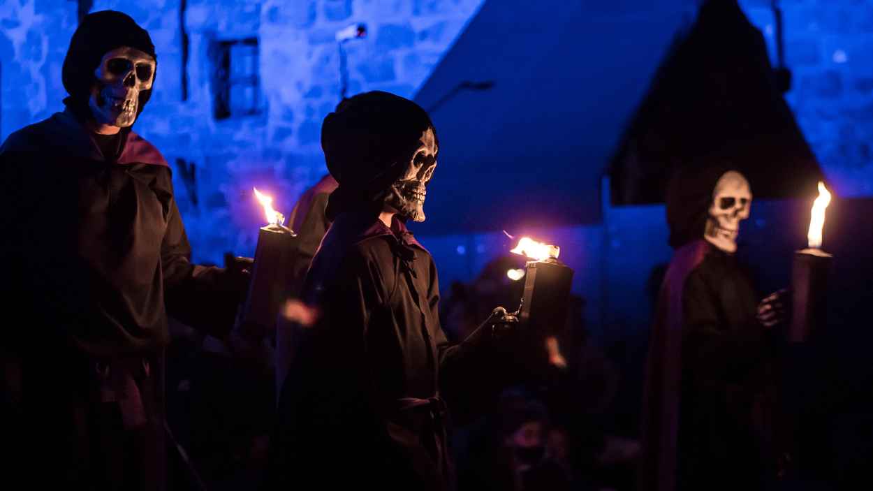 La Danza de la Muerte es una representación macabra, ancestral y única, característica de la Semana Santa de Verges. EP