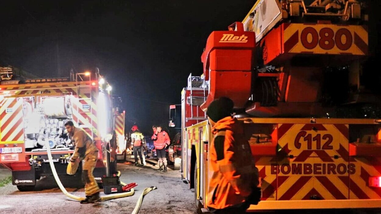 Bomberos trabajando en el incendio en la finca de la Marquesa, Ourense. Gonzalo Pérez Jácome en X