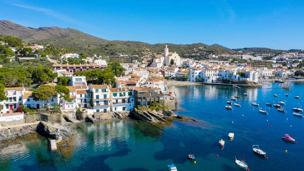 Cadaqués, en Girona, tiene un puerto milenario y arquitectura modernista, y fue donde Lorca se enamoró de Dalí. 