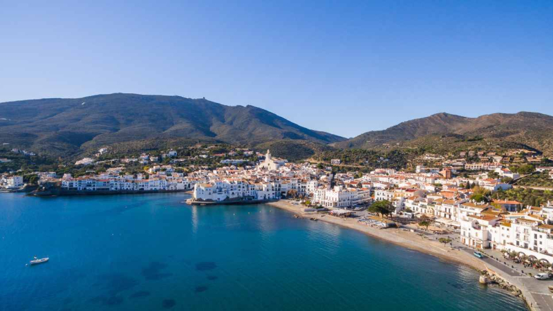 La Playa Gran del pueblo de Cadaqués en Girona.