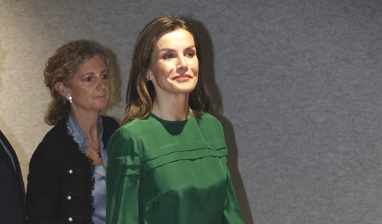 Letizia compra un cupón de la ONCE. EP