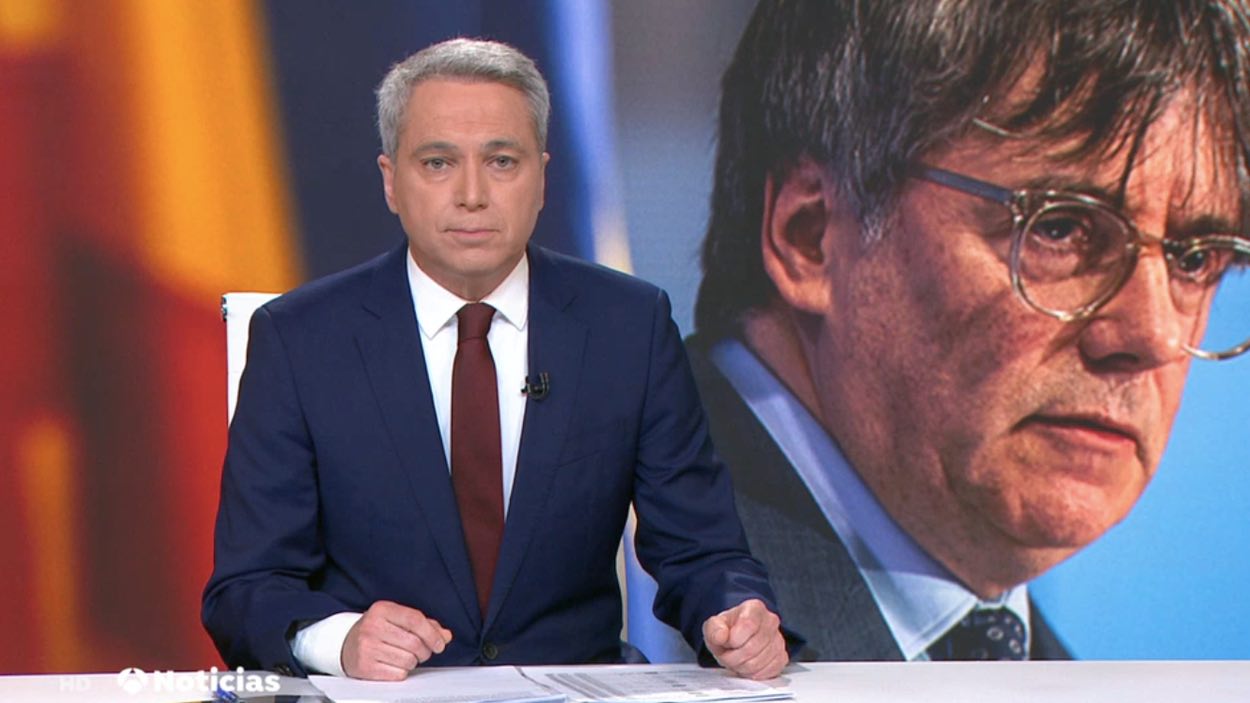 Vicente Vallés, presentador de 'Antena 3 Noticias 2', informando sobre Carles Puigdemont. Atresmedia Televisión