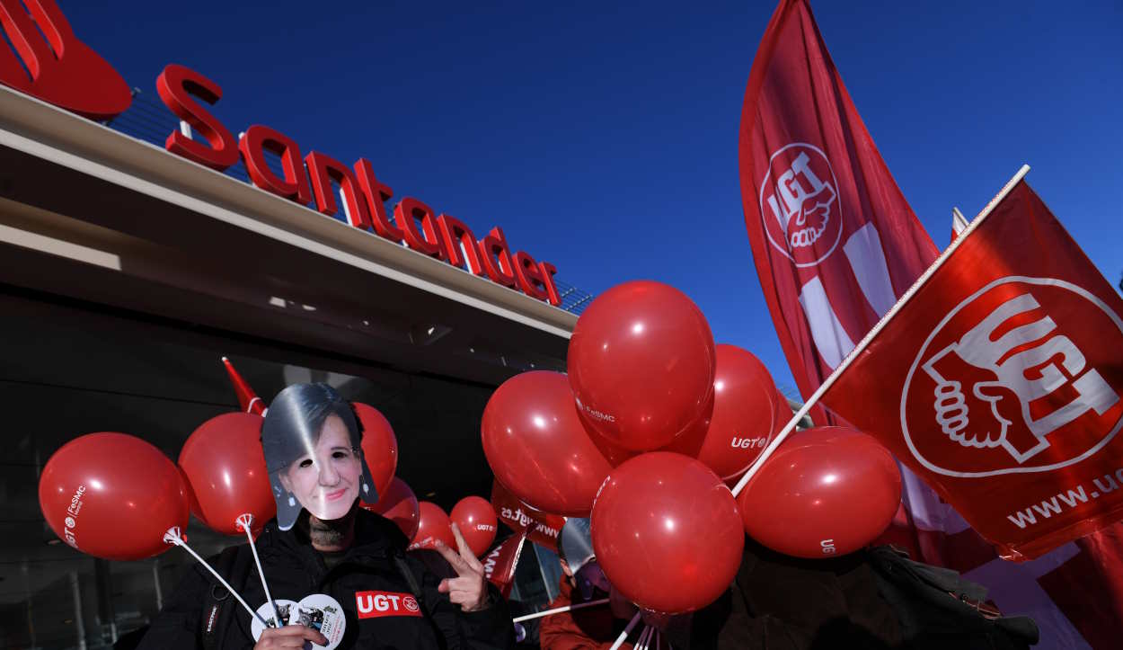 Un manifestante con una careta de Ana Botín, presidenta de Banco Santander, en una de las movilizaciones anteriores. EP