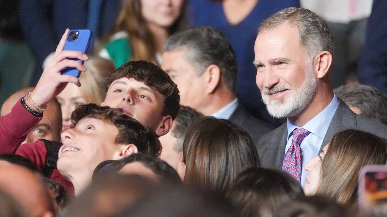 El rey Felipe VI se hace una foto con un joven en los Premios Princesa de Girona, en Cádiz. EP