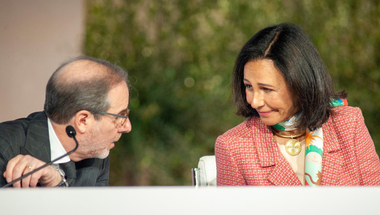 El consejero delegado de Banco Santander, Héctor Grisi, y la presidenta de la entidad, Ana Botín, durante la junta de accionistas del banco