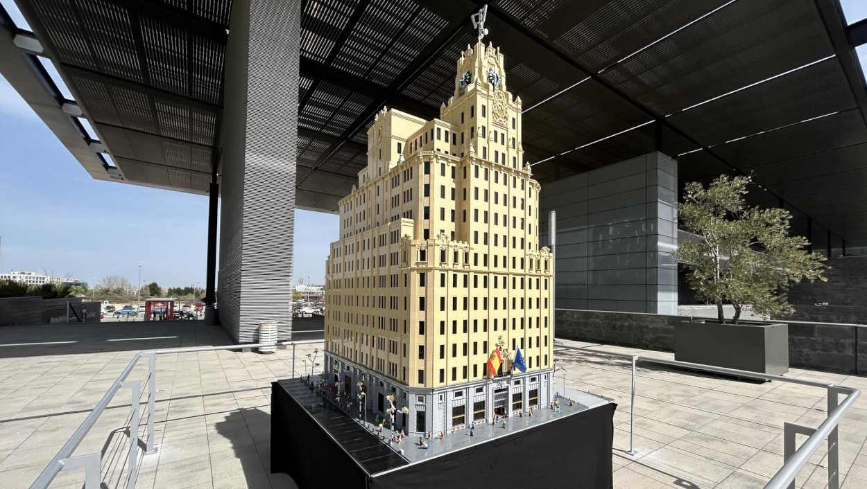 Lego regala a Telefónica una réplica de su edificio en Gran Vía