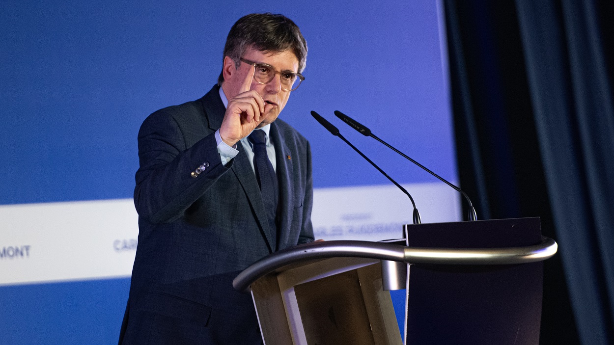 El expresidente de la Generalitat y eurodiputado de Junts, Carles Puigdemont, durante una conferencia, en Mairie d'Elne (Ayuntamiento de Elna), a 21 de marzo de 2024. EP.