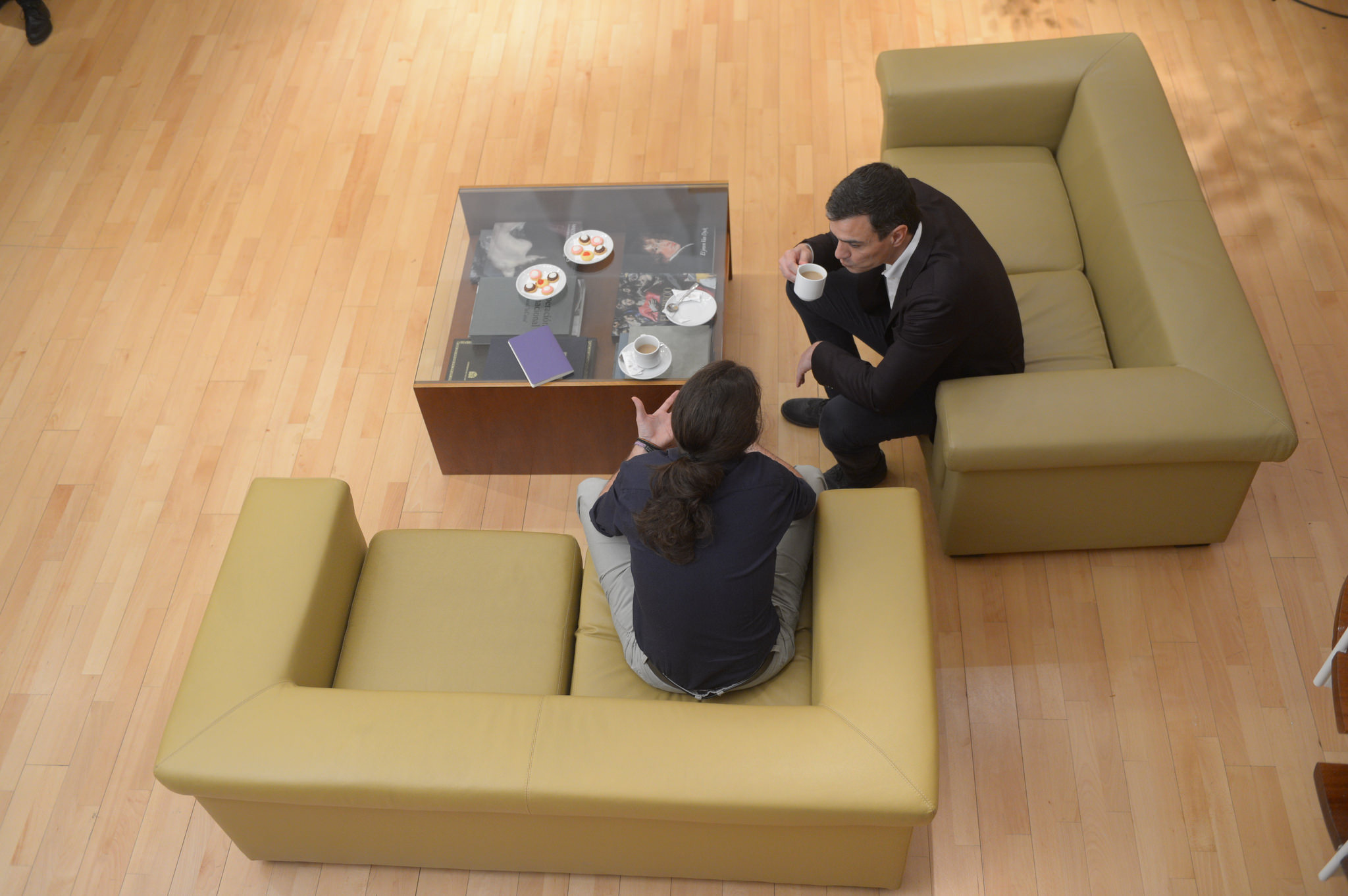 Pedro Sánchez y Pablo Iglesias toman café durante su reunión en el Congreso.