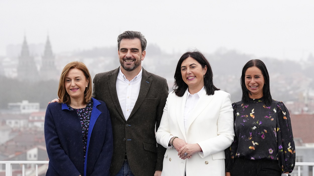 Miembros de la lista electoral del PP a las elecciones gallegas. Patricia García, a la derecha de la imagen. EP