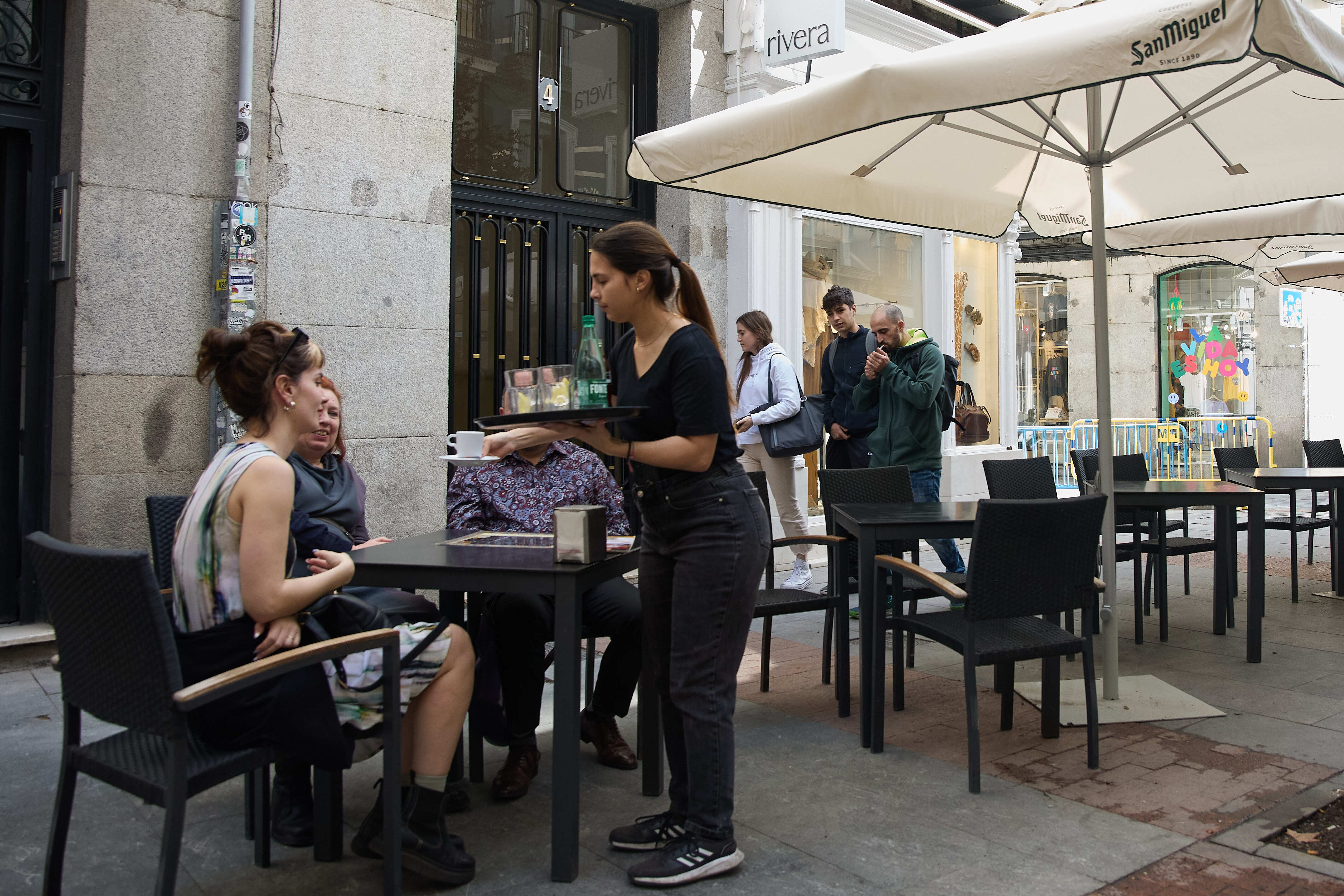 Ambiente en una terraza de un bar, a 21 de marzo de 2024, en Madrid (España).