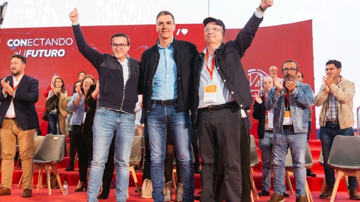 Pedro Sánchez, Guillermo Fernández Vara y Miguel Ángel Gallardo en el 14 Congreso del PSOE de Extremadura. EP